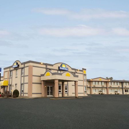 Days Inn By Wyndham Броквил Екстериор снимка