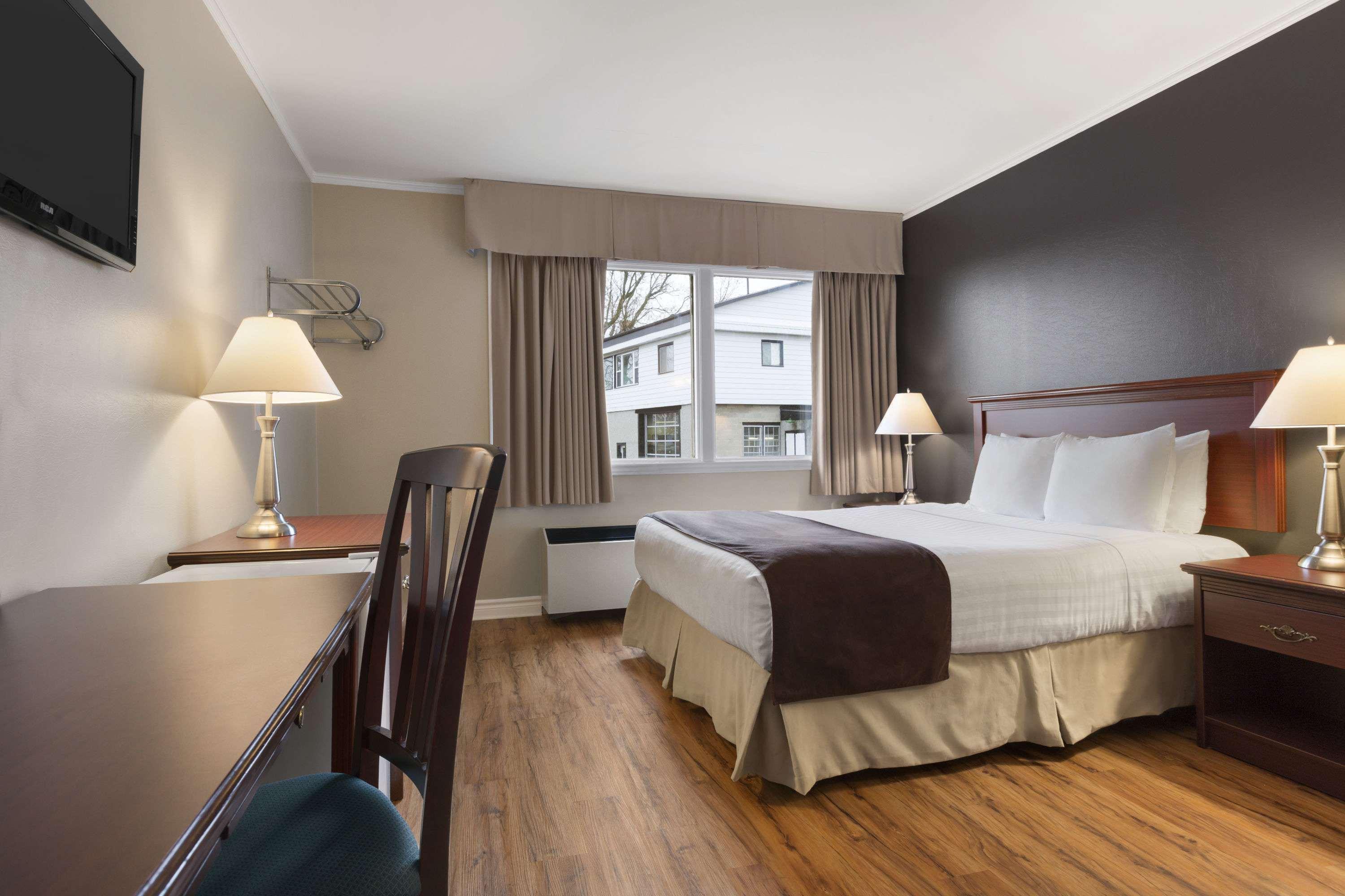 Days Inn By Wyndham Броквил Екстериор снимка