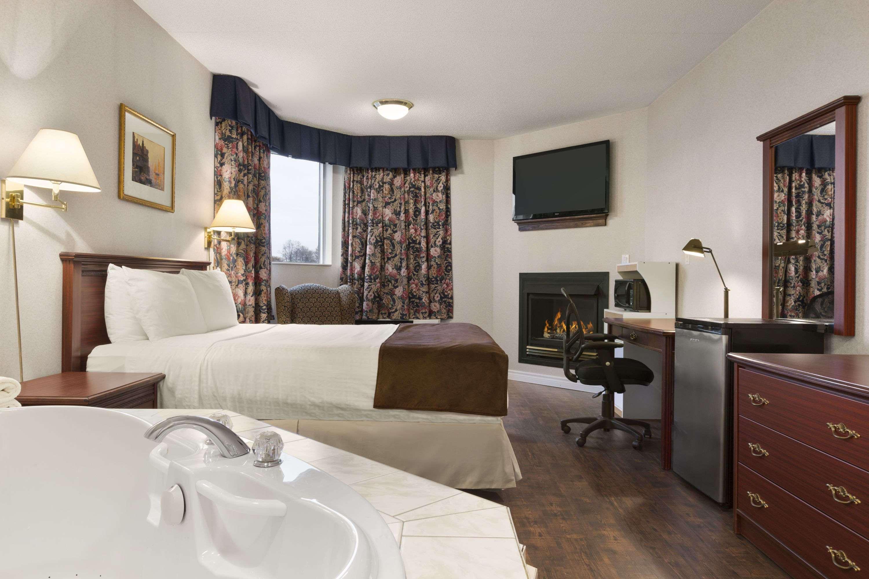 Days Inn By Wyndham Броквил Екстериор снимка