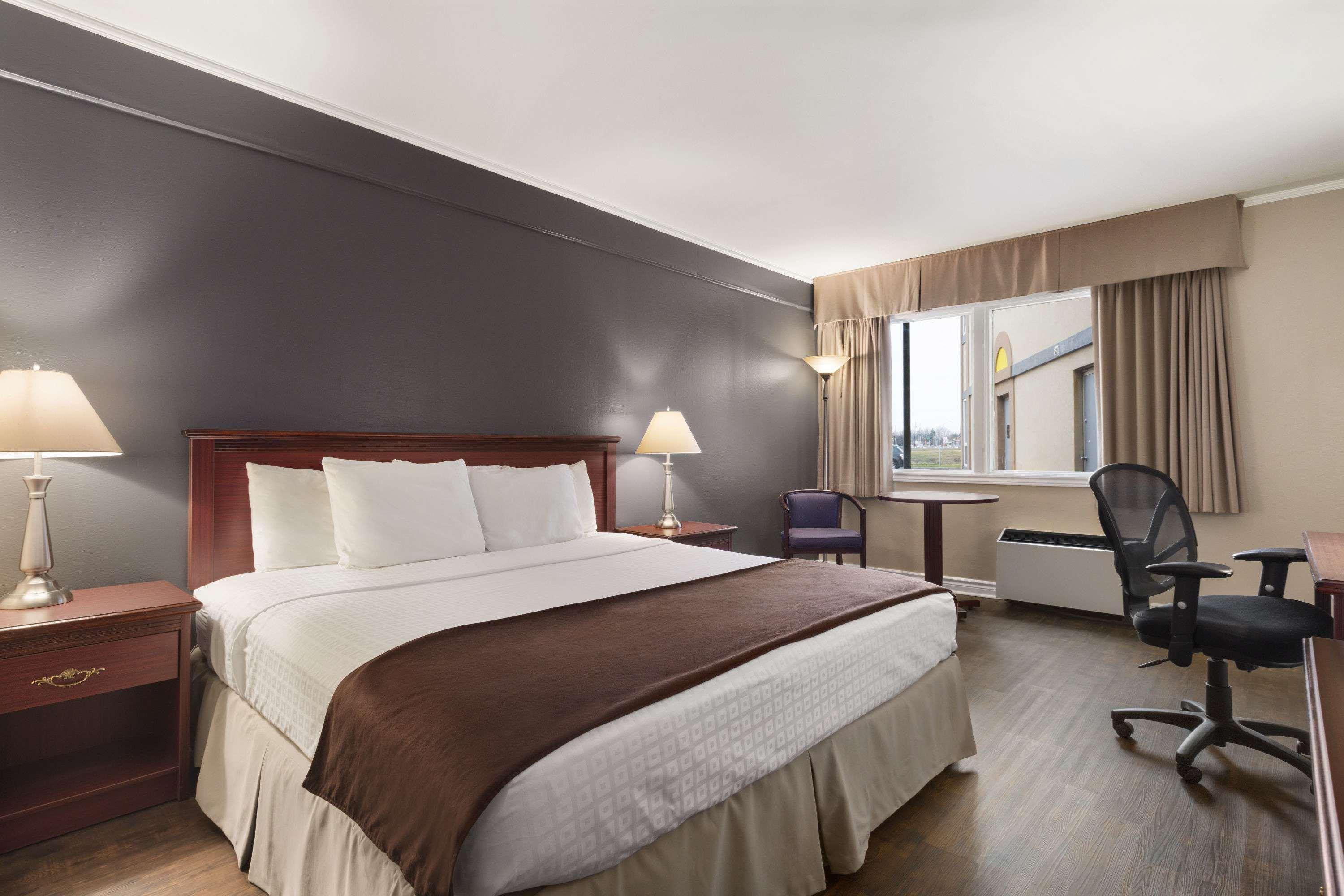 Days Inn By Wyndham Броквил Екстериор снимка