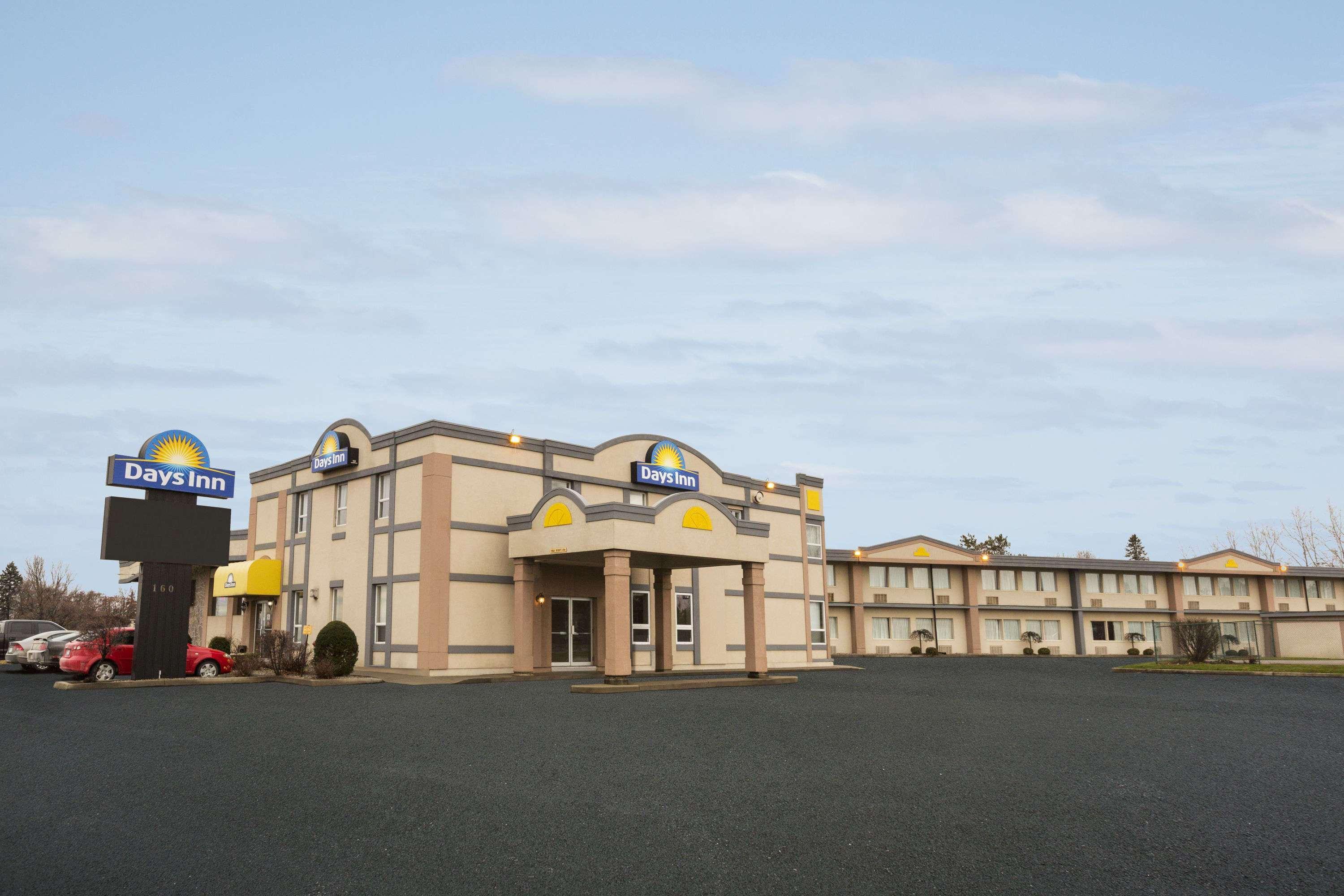 Days Inn By Wyndham Броквил Екстериор снимка