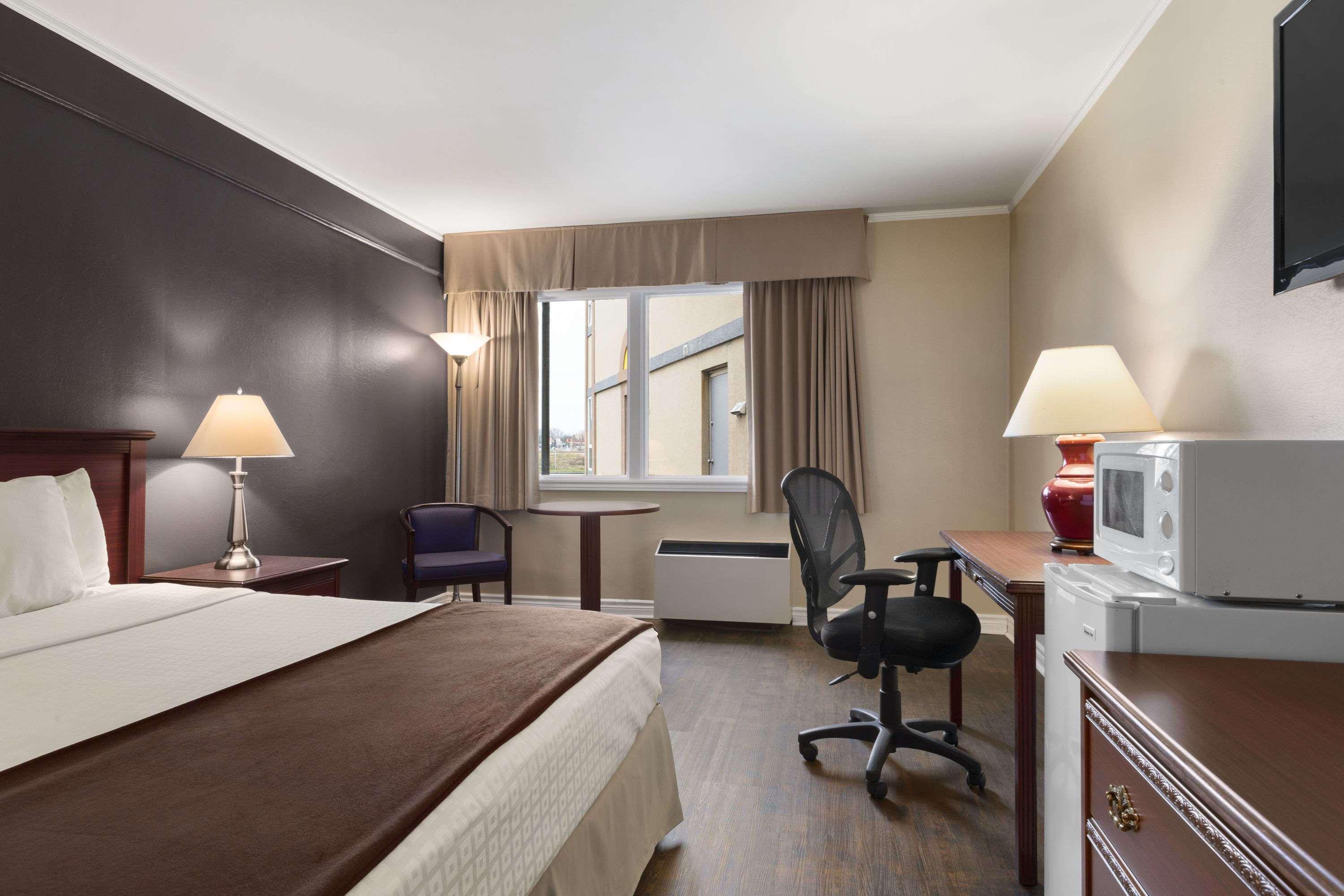 Days Inn By Wyndham Броквил Екстериор снимка